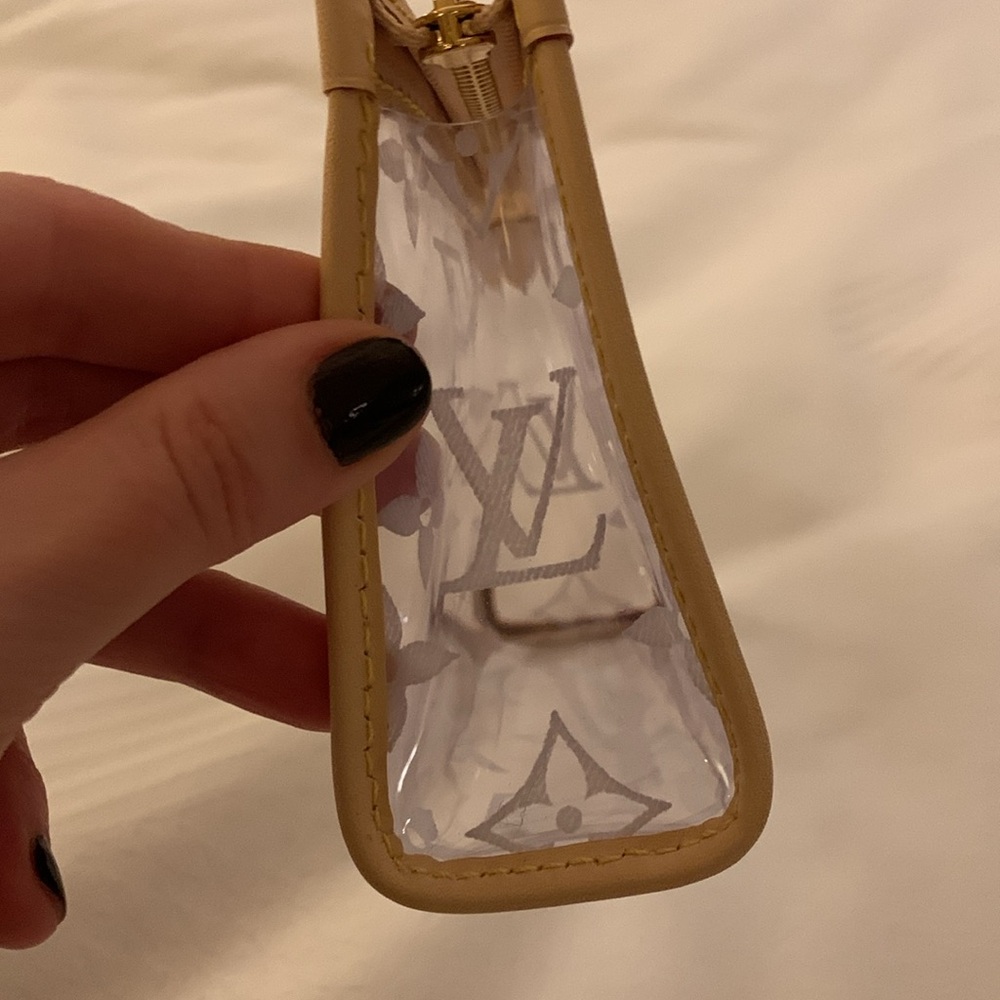 Absolutely stunning rare clear cosmetic Louis Vuitton case with LV logo,limited - Picture 15 of 17
